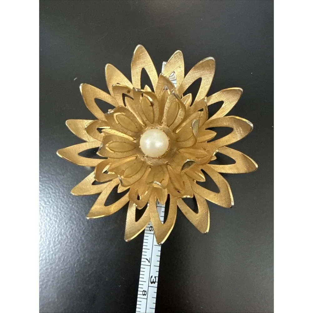 Emmons Brooch Pin three tiered textured gold tone faux pearl‎ 2-3/8